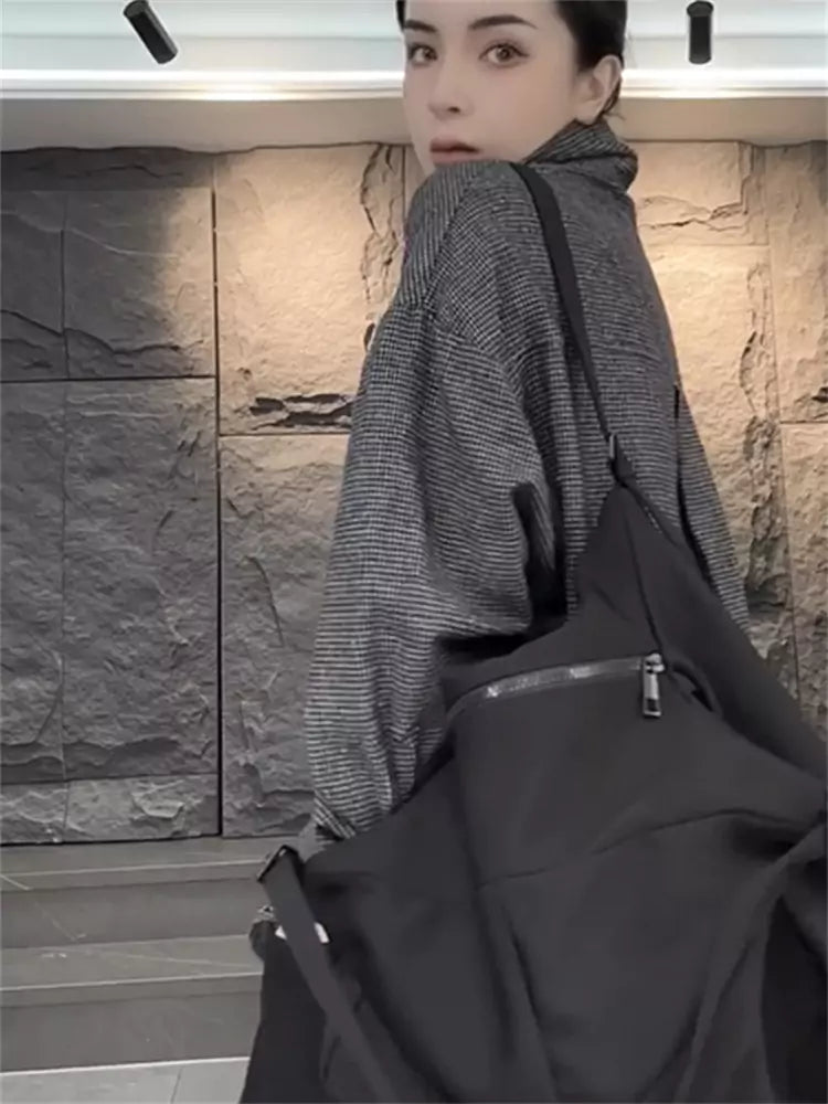 Locker geschnittenes, gestreiftes Damenhemd mit Reverskragen in mittellanger Länge