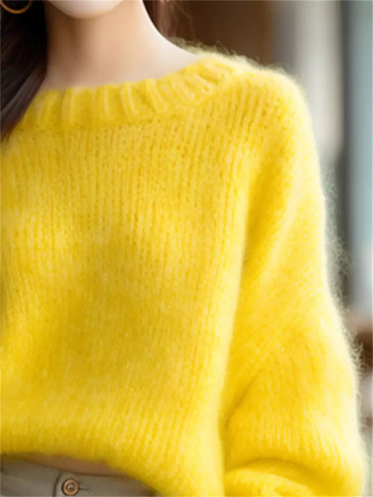 Suéter de punto francés elegante amarillo con cuello redondo para mujer con un estilo único y acogedor.