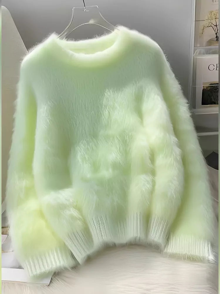 Suéter de punto de mohair verde con cuello redondo para mujer en estilo informal y relajado.