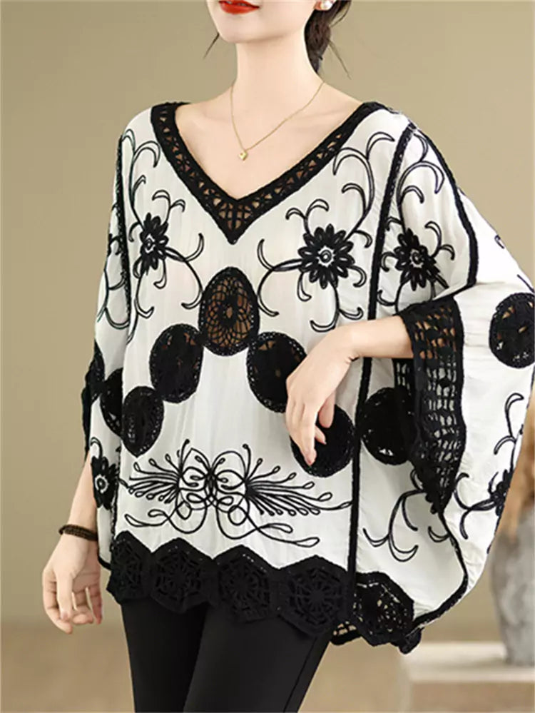 Sommerliche, locker geschnittene Bluse mit V-Ausschnitt, Spitzenapplikationen und bestickten Fledermausärmeln für Damen