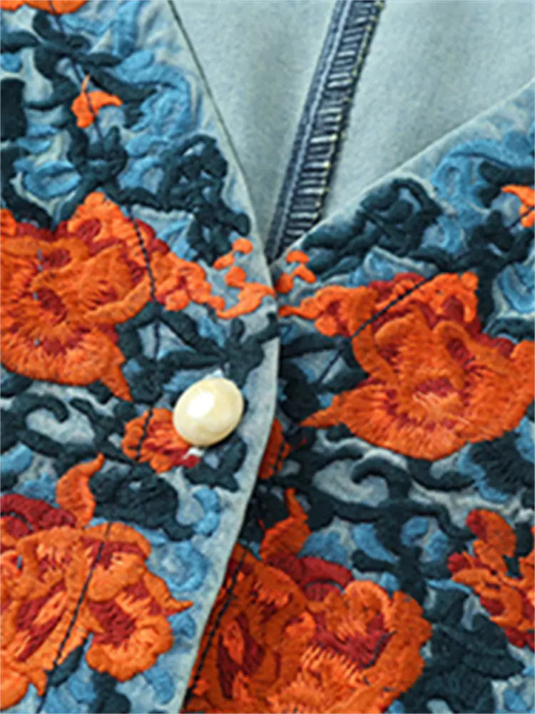 Vintage-Kleid aus hell gewaschenem, besticktem Denim mit V-Ausschnitt und A-Linien-Schnitt für Damen