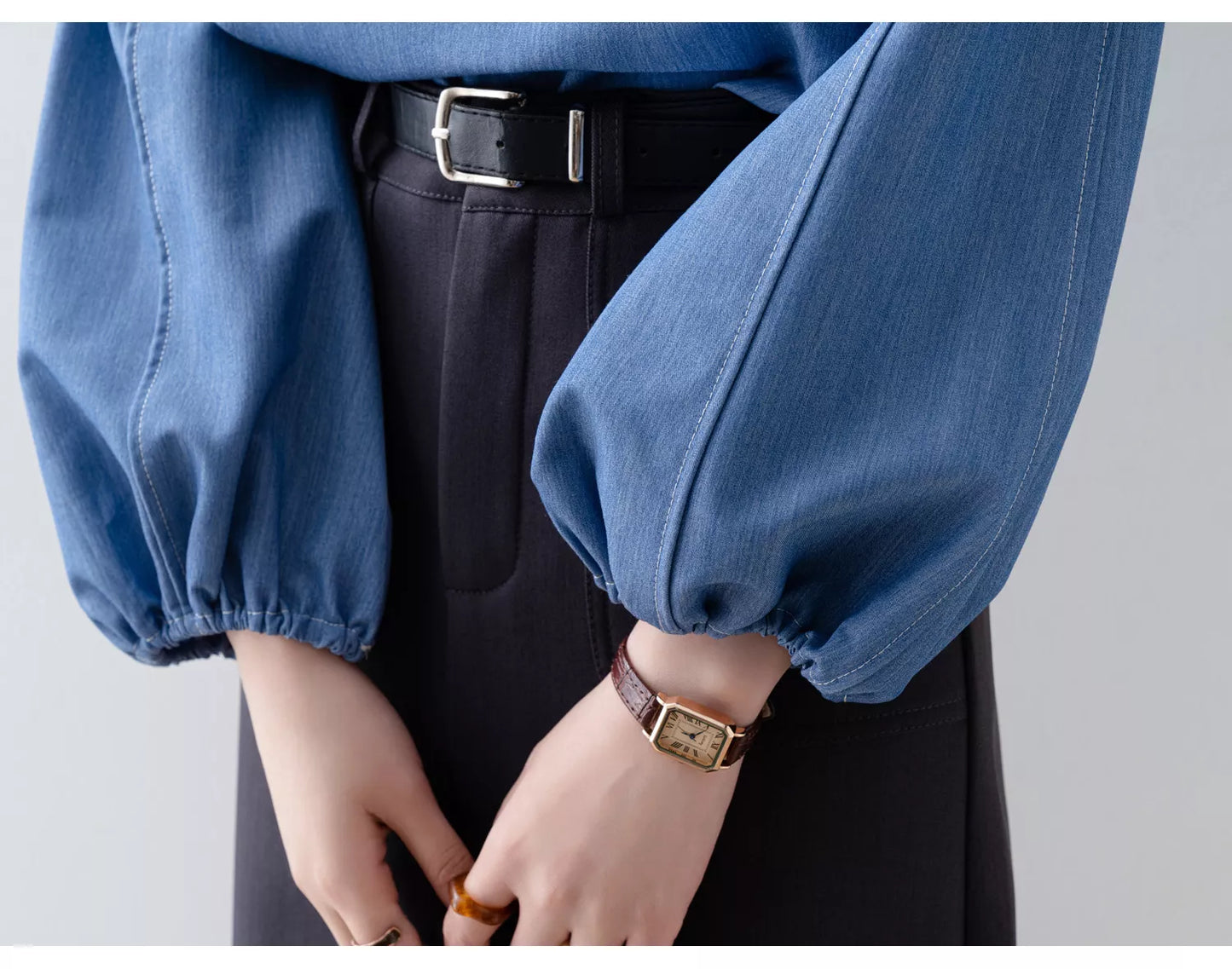 Damenbluse aus blauem Denim mit Schleife und Laternenärmeln