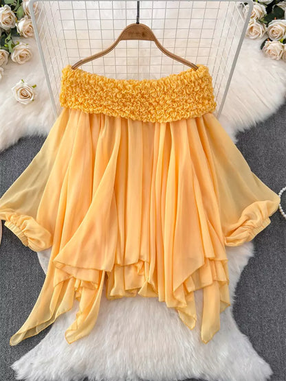 Französisches schulterfreies, asymmetrisches Chiffon-Top mit Rüschen und Puffärmeln