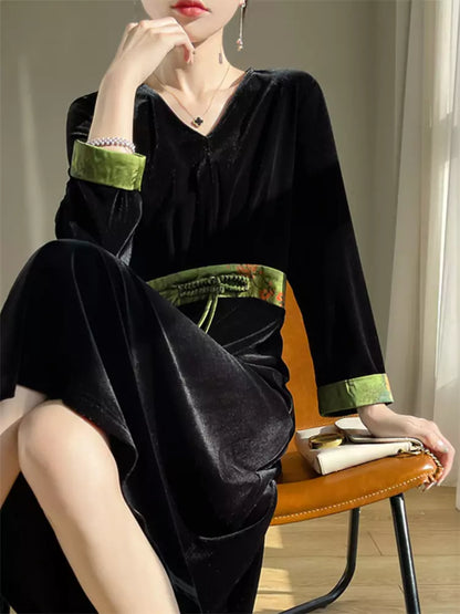 Schwarzes Samt-Maxikleid mit hohem Bund und orientalischem Design