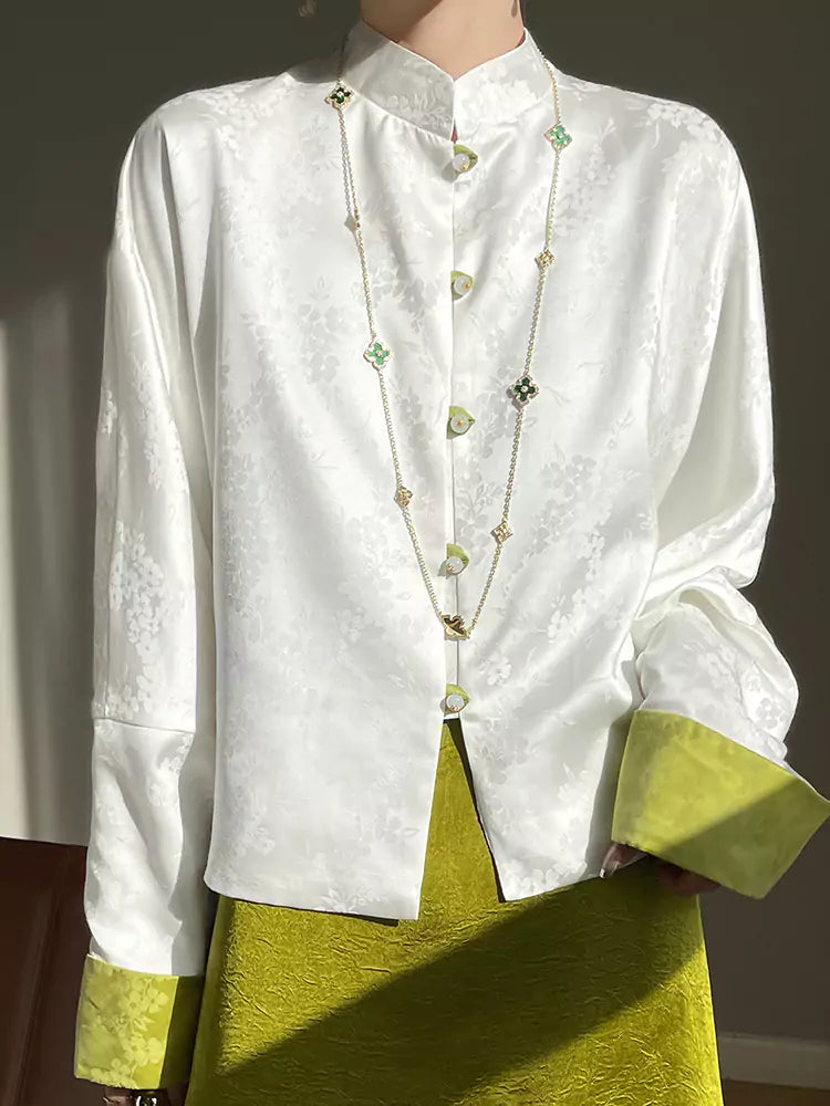 Elegante weiße Satinbluse mit orientalischem Jacquardmuster und Stickerei.