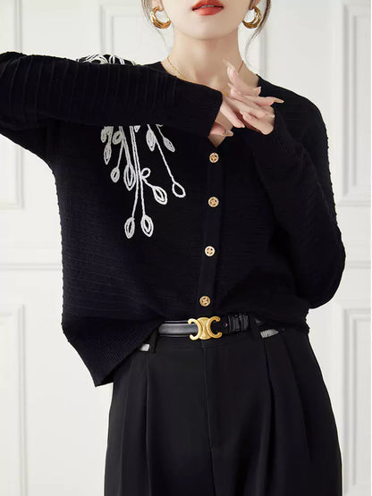 Cárdigan de punto negro con bordado floral de corte holgado