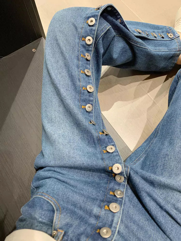 Hochgeschnittene, gerade geschnittene Jeans mit Knopfleiste