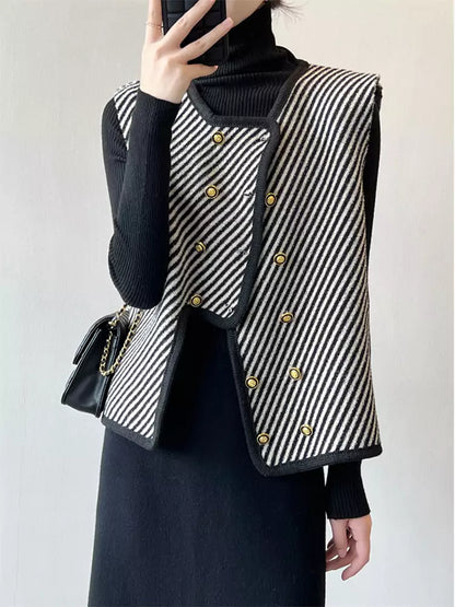 Lässig-elegante, gestreifte Strickweste mit asymmetrischem Saum für den Frühling