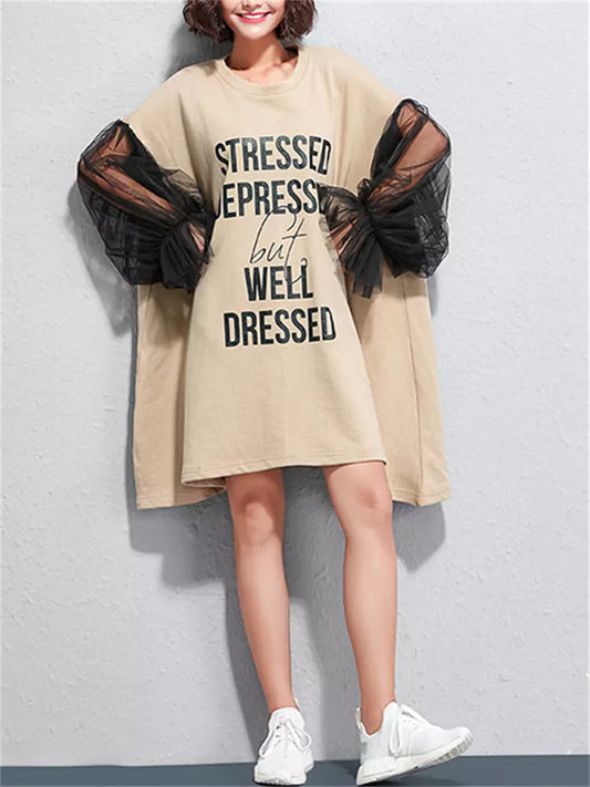 Übergroßes Midikleid mit Buchstabenprint, Netzstoff und Laternenärmeln