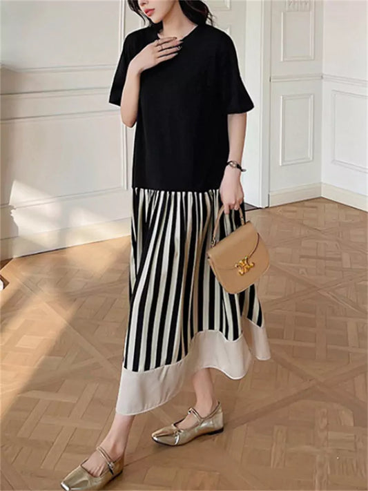 Locker geschnittenes, gestreiftes Kurzarmkleid mit Farbblockmuster und gerafftem Saum