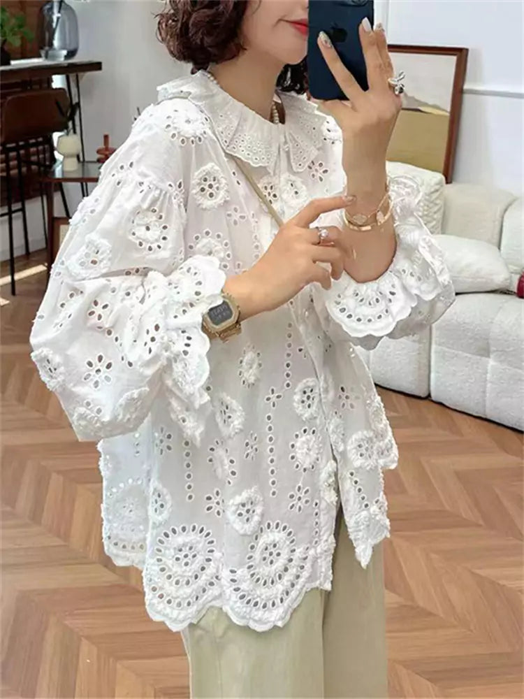 Bluse aus floraler Spitze mit Rüschenkragen und Puffärmeln