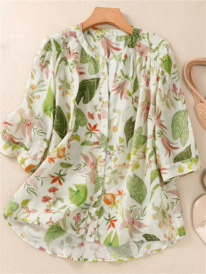 Leichte Sommerbluse aus Ramie in Übergröße mit Blumenmuster, Rundhalsausschnitt und halblangen Ärmeln