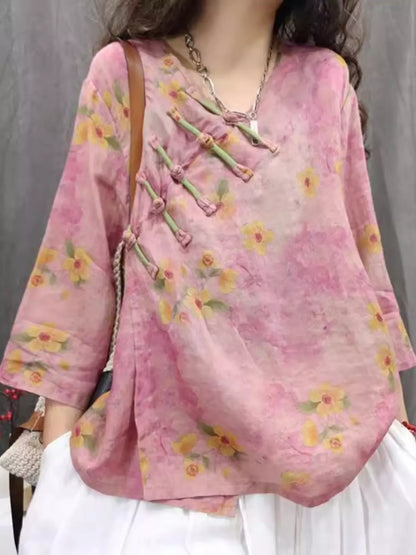 Bluse im chinesischen Stil aus rosa Ramie mit Blumenmuster, V-Ausschnitt, Froschknöpfen und 3/4-Ärmeln