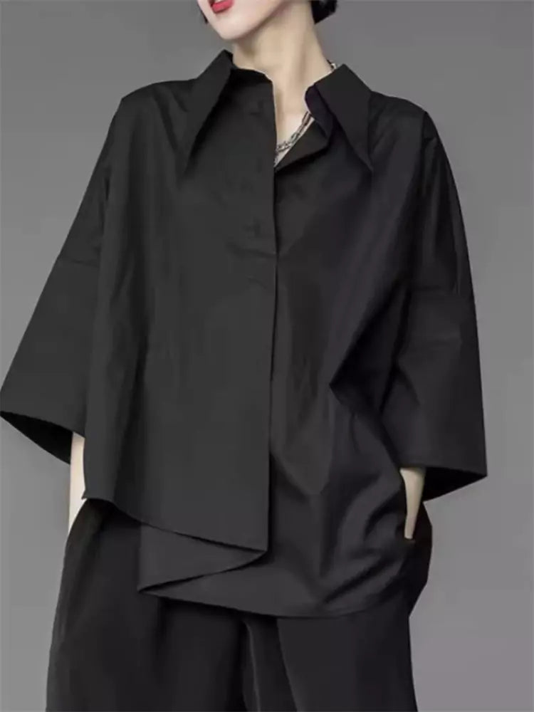 Lässiges und vielseitiges asymmetrisches schwarzes Damenhemd mit einzigartigem Designer-Stil