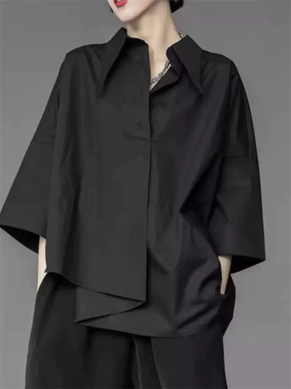 Lässiges und vielseitiges asymmetrisches schwarzes Damenhemd mit einzigartigem Designer-Stil