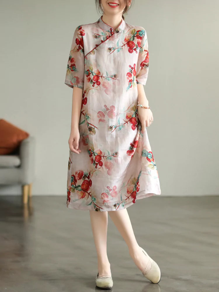 Elegante cheongsam holgado de lino y algodón con estampado floral, cuello alto y botones de rana.