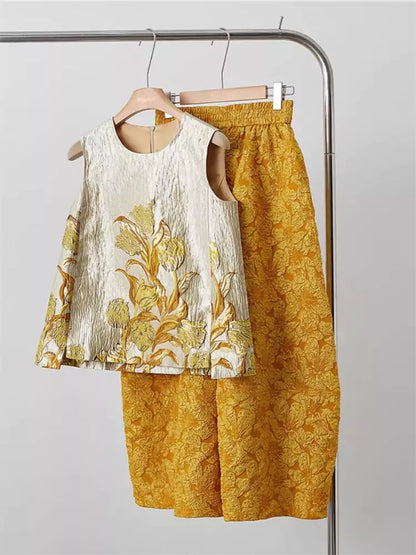 Elegante conjunto de dos piezas de chaleco jacquard dorado y pantalones anchos de estilo chino para mujer.