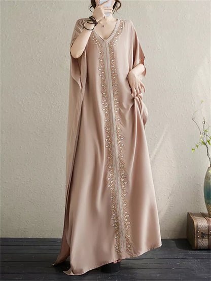 Große Größe, aufwendig besticktes Maxikleid aus Viskose mit V-Ausschnitt und kurzen Ärmeln im Urlaubsstil