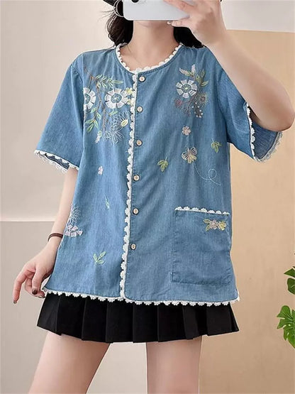 Sommerliches Jeanshemd mit floraler Stickerei, Rundhalsausschnitt, kurzen Ärmeln und lockerer Passform für Damen