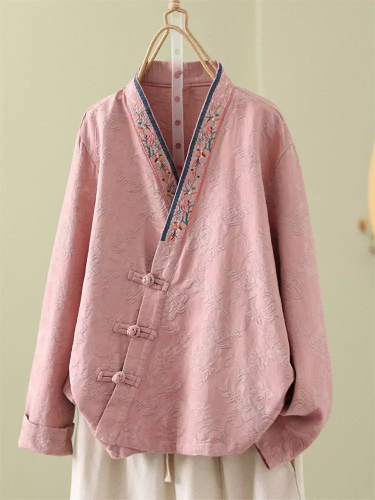 Camisa de lino y algodón con bordado jacquard para mujer con tapeta asimétrica y botones de rana