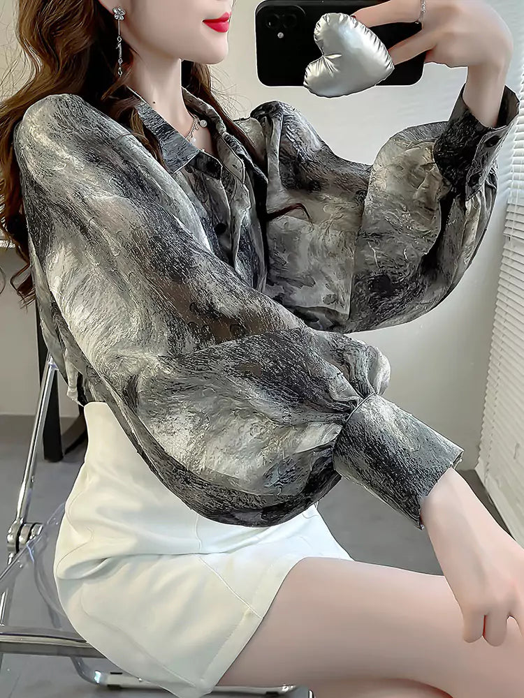 Vintage-inspirierte, künstlerisch bedruckte Chiffonbluse mit Laternenärmeln und Stickerei