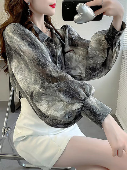 Vintage-inspirierte, künstlerisch bedruckte Chiffonbluse mit Laternenärmeln und Stickerei