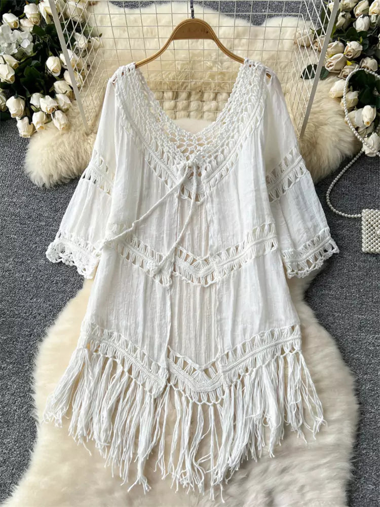 Vestido playero bohemio de crochet con escote en V calado y borlas