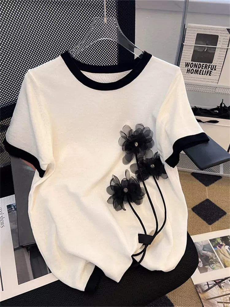 Camiseta elegante de manga corta con ribete en contraste floral 3D para mujer