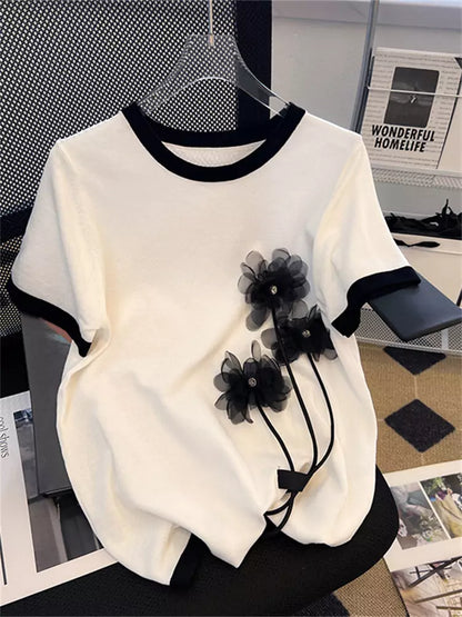 Schickes Damen-T-Shirt mit 3D-Blumenmuster und kontrastierendem Saum, kurzärmelig