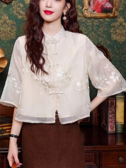 Elegante, aufwendig bestickte Stehkragenbluse für Damen mit Froschknöpfen