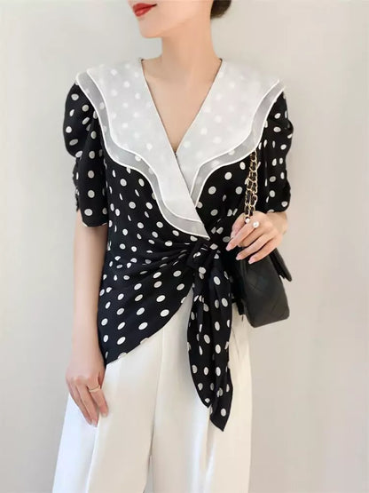 Trendige gepunktete Rüschenbluse mit V-Ausschnitt und Bindeband vorne für Damen