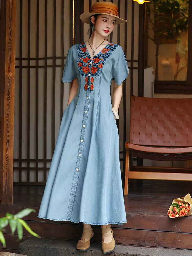 Vintage-Kleid aus hell gewaschenem, besticktem Denim mit V-Ausschnitt und A-Linien-Schnitt für Damen