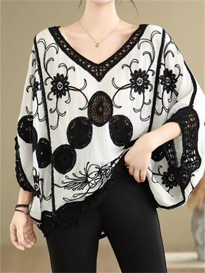 Sommerliche, locker geschnittene Bluse mit V-Ausschnitt, Spitzenapplikationen und bestickten Fledermausärmeln für Damen