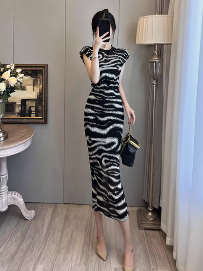 Elegantes, figurbetontes Vintage-Kleid mit Zebramuster und Schlitz in schmaler Passform.