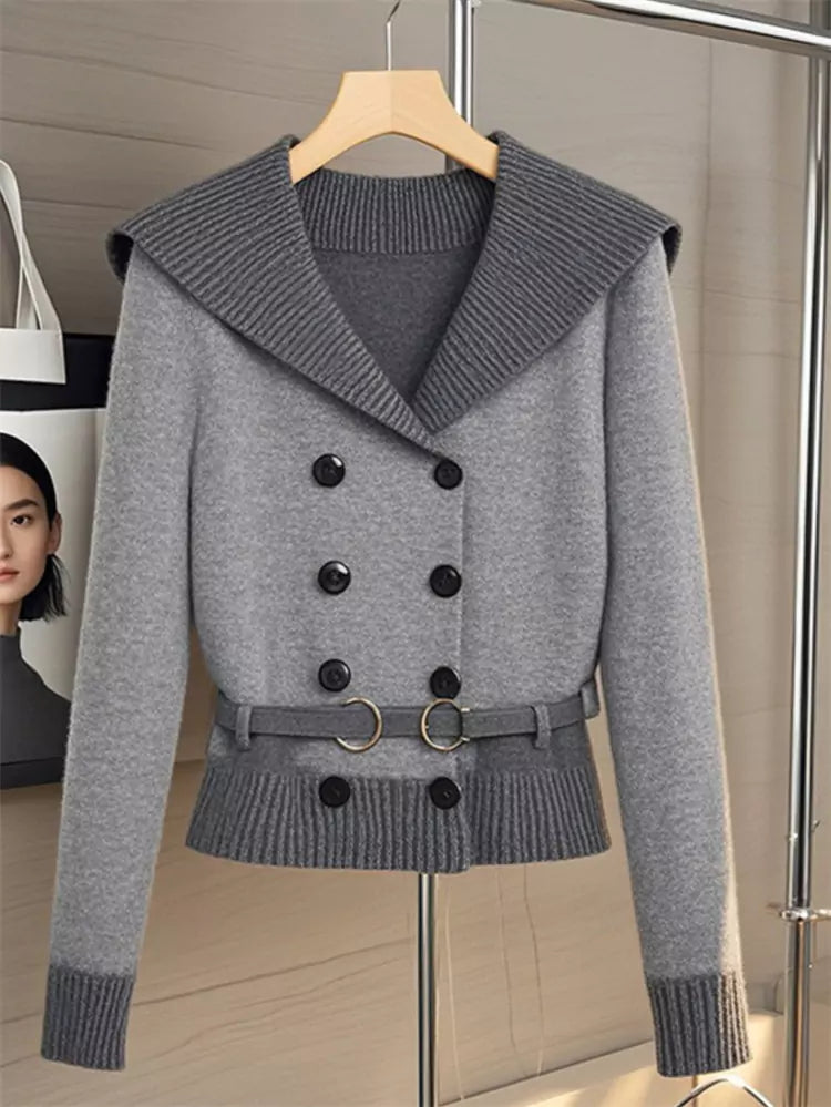 Stilvoller, zweireihiger grauer Strickpullover im Preppy-Stil für Damen