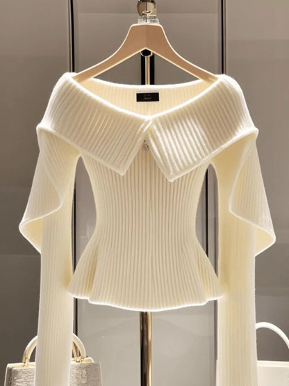 Suéter de punto blanco elegante con volantes y hombros descubiertos para mujer.