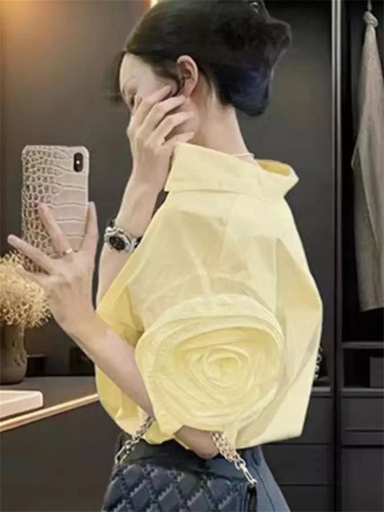 Elegante gelbe Sommerbluse im französischen Stil mit 3D-Blumenapplikationen für Damen