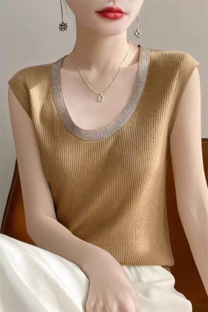 Elegantes, kaffeefarbenes, mit Strasssteinen verziertes Strick-Tanktop mit tiefem Rundhalsausschnitt für Damen