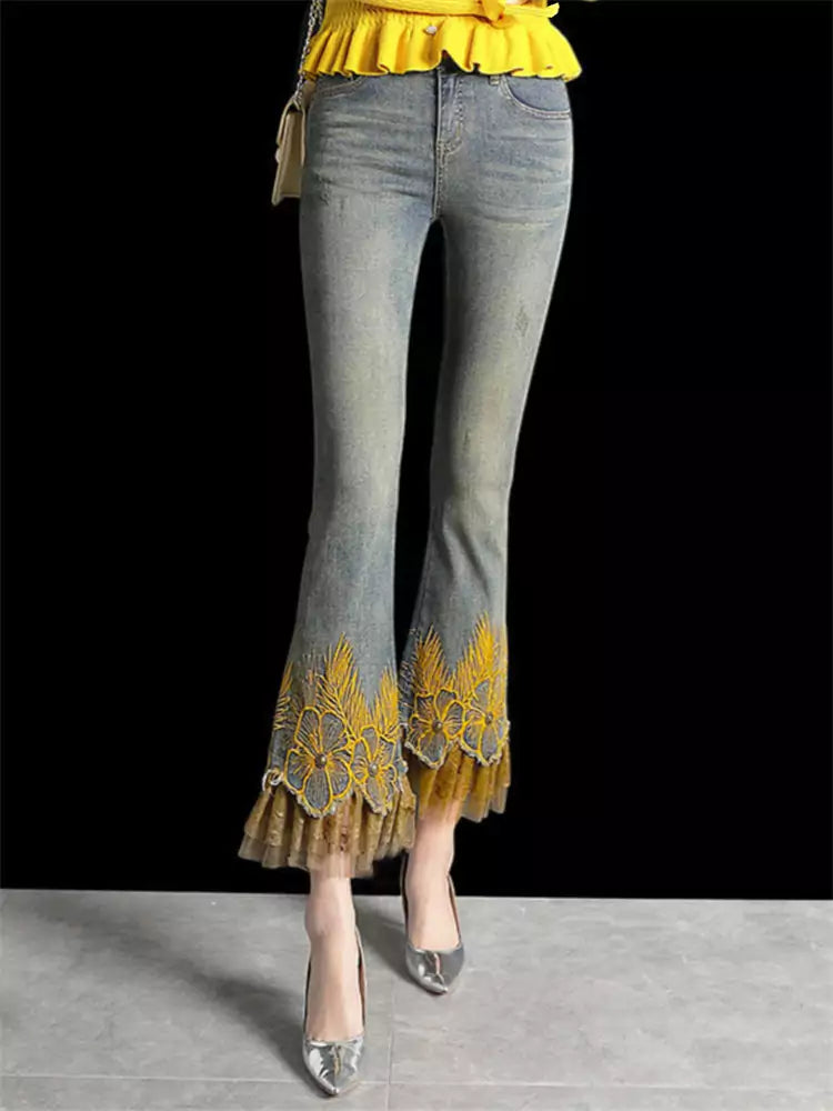 Pantalones vaqueros cortos acampanados de cintura alta con parches de malla bordada para mujer