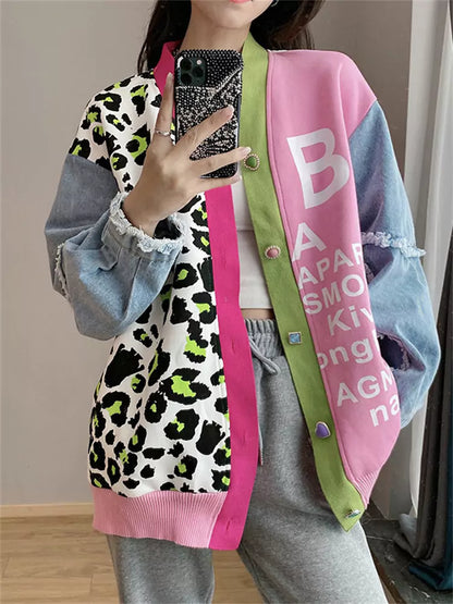 Trendiger pinkfarbener Strickcardigan aus Denim mit Leopardenmuster und Patchwork-Design für Damen