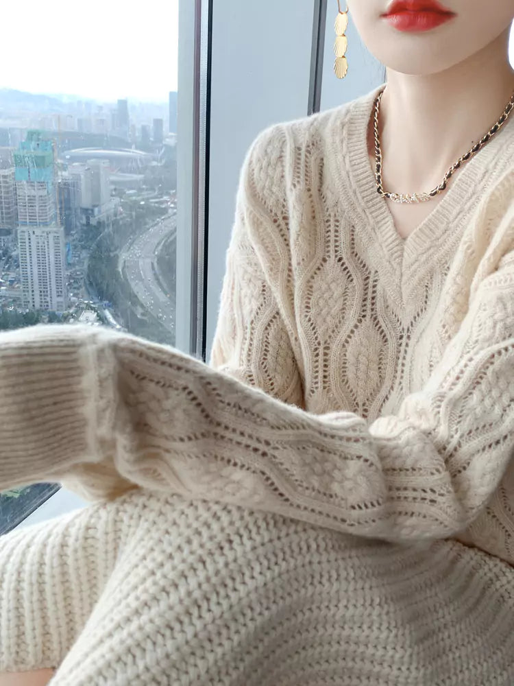 Suéter de lana beige con cuello en V y cable hueco para mujer, estilo informal holgado.