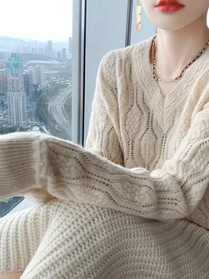 Beigefarbener Wollpullover mit Zopfmuster und V-Ausschnitt für Damen im lässigen Stil
