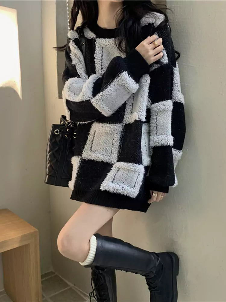 Mittellanger, gelb-brauner Strickpullover mit Rundhalsausschnitt und Karomuster für Damen