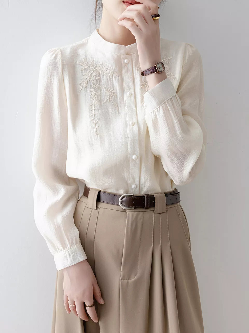 Aprikosenfarbene, bestickte Bluse mit Stehkragen für Damen