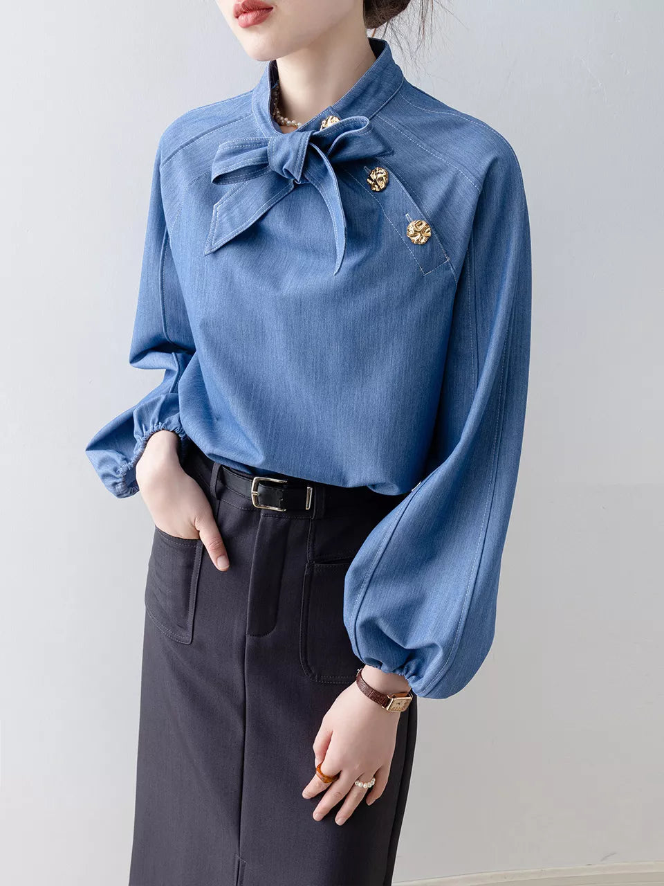 Damenbluse aus blauem Denim mit Schleife und Laternenärmeln