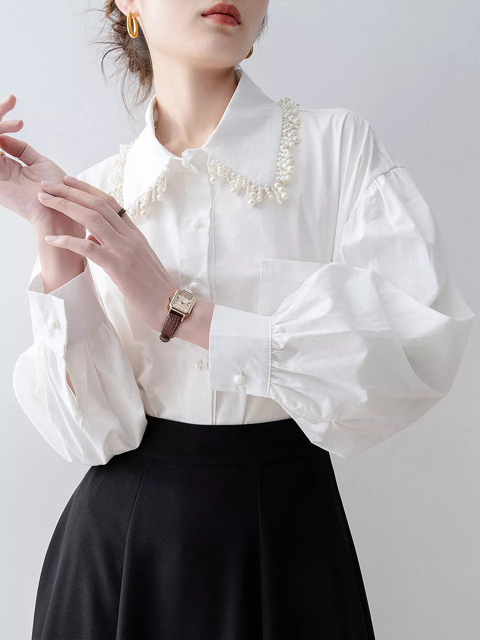 Damen-Poloshirt mit weißem Perlendekor und Laternenärmeln