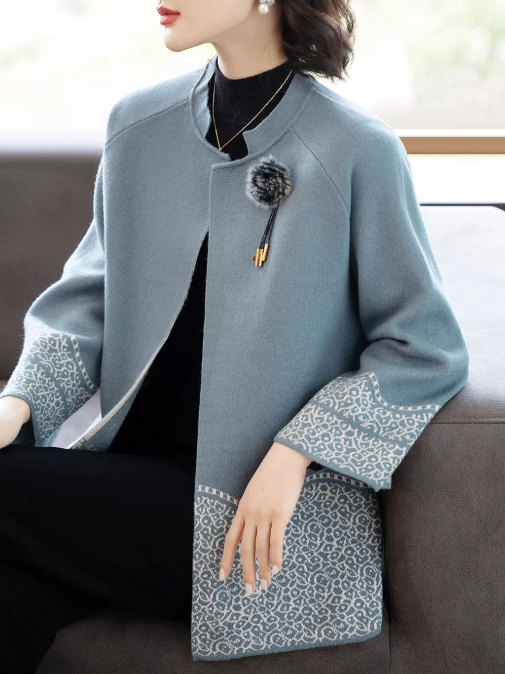 Elegante blaue Strickjacke mit Stehkragen und Print für Damen