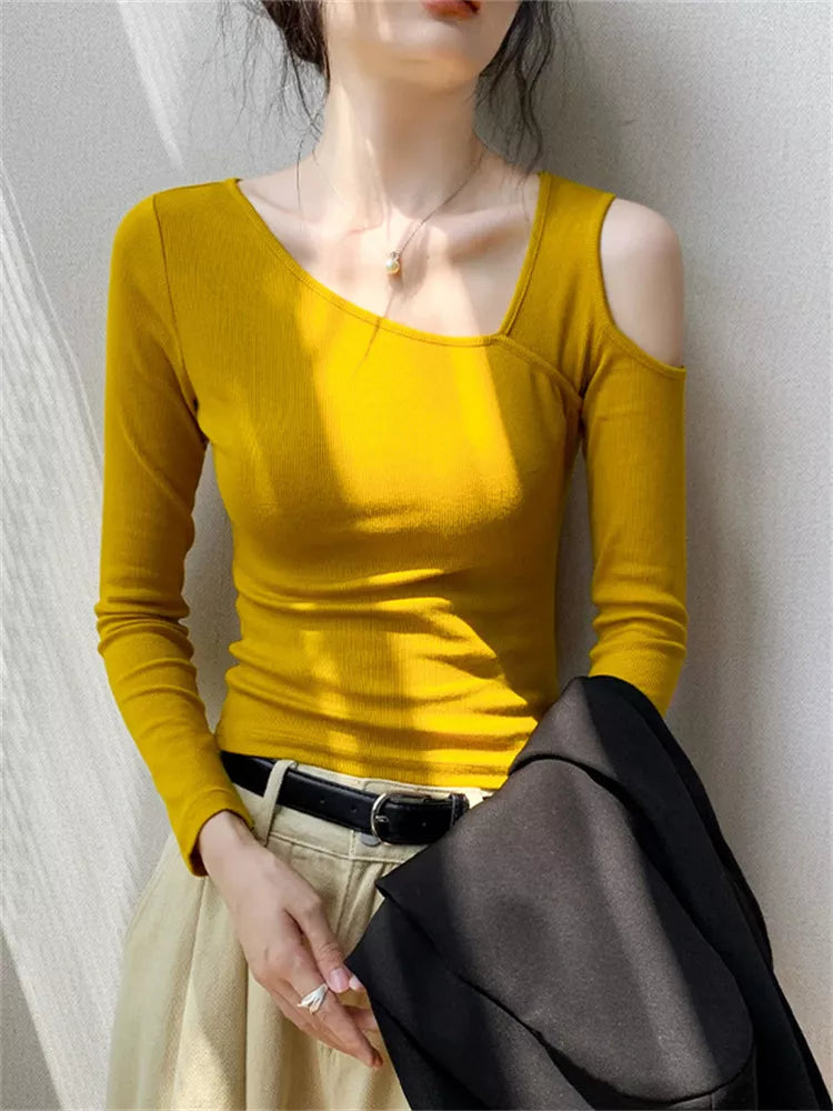 Top ajustado con hombros al descubierto y elegante detalle de corte