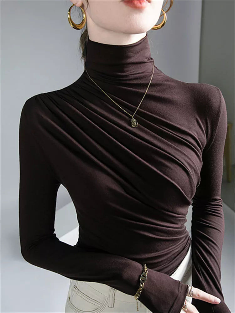 Top básico de modal con cuello alto color café para mujer