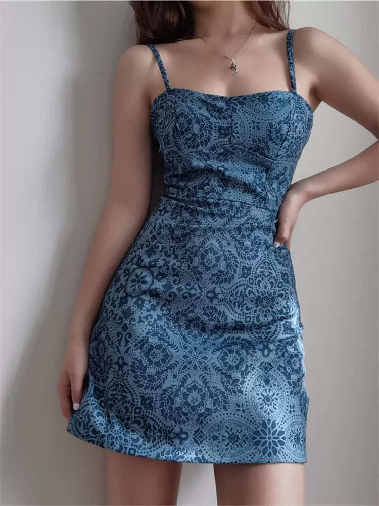 Französisches Retro-Minikleid aus Satin mit blauem geometrischem Muster und Spaghettiträgern, Spaghettiträgern